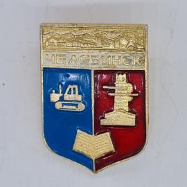 Значок СССР челябинск герб с трактором башней и книгой цветная эмаль советский и винтажный