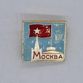 Значок СССР москва, кремль, красный флаг с серпом и молотом, звезда, небесный фон, советский и винта