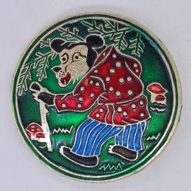 Значок СССР медведь в красной рубахе и синих штанах в лесу с грибами, советский и винтажный