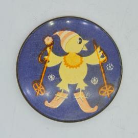 Значок СССР цыпленок на лыжах в зимнем костюме на синем фоне, советский и винтажный