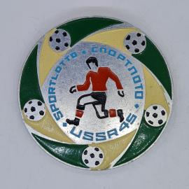 Значок СССР спортлото sportlotto ussr45 с футболистом и мячами, советский и винтажный