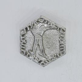 Значок СССР лыжник с винтовкой биатлон серебристый гексагон шестигранный советский и винтажный