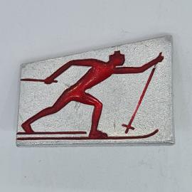 Значок СССР, лыжник в движении, красный силуэт на серебристом фоне, спортивный, советский и винтажны