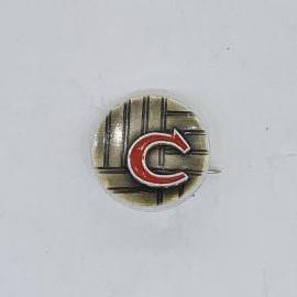 Значок СССР с буквой с и красной стрелкой на золотистом фоне, советский и винтажный