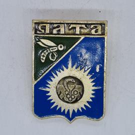 Значок СССР лата, насекомое и солнце, гербовый щит, голубой и зеленый фон, советский и винтажный