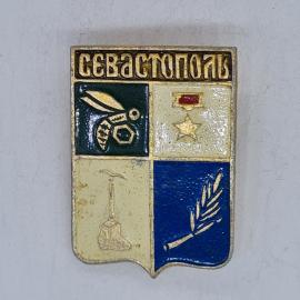 Значок СССР Севастополь, герб города с якорем, звездой, ветвью и памятником, советский и винтажный