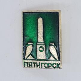 Значок СССР Пятигорск памятник с колонной и птицами, зеленая эмаль, советский и винтажный