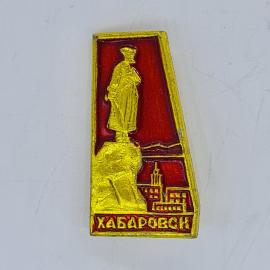 Значок СССР хабаровск, городской пейзаж и памятник на красном фоне, советский и винтажный