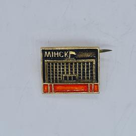 Значок СССР Минск здание с флагом, эмаль красная, городской архитектурный, советский и винтажный
