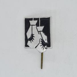 Значок СССР, абстрактные женские лица с закрытыми глазами и ресницами, советский и винтажный