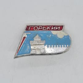 Значок СССР Горький, Кремль, городская стена и башня, небо с облаками, советский и винтажный