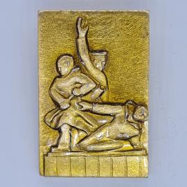 Значок СССР памятник погибшим морякам, рельефные фигуры на постаменте, советский и винтажный