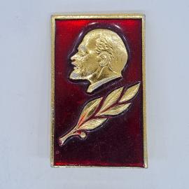 Значок СССР ленин профиль на красном фоне с золотой лавровой ветвью, советский и винтажный
