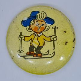 Значок СССР, мальчик на лыжах в синей шляпе на жёлтом фоне, советский и винтажный