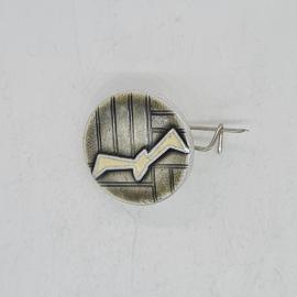 Значок СССР круглый, с абстрактной стрелой на фоне вертикальных линий, советский и винтажный