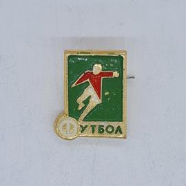 Значок СССР футбол, надпись футбол, игрок в красной форме бьет мяч, советский и винтажный