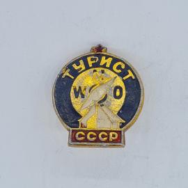 Значок СССР турист, компас с буквами н в о, красная звезда, желтый плащ, советский и винтажный