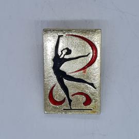 Значок СССР гимнастка с лентой на прямоугольном фоне, черный силуэт, красный орнамент, советский и в