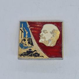 Значок СССР Ленин на красном знамени с заводом и танком на голубом поле, советский и винтажный