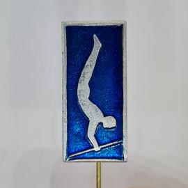 Значок СССР гимнаст на синем фоне, фигура на перекладине, эмаль, советский и винтажный