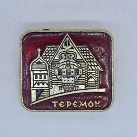 Значок СССР теремок, деревянный резной дом на бордовом фоне, советский и винтажный