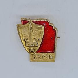 Значок СССР к&epsilon;&rho;чь, щит с мечом и пушками на красном фоне, советский и винтажный