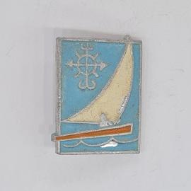 Значок СССР лодка под парусом на голубом фоне с волнами и эмблемой моряка, советский и винтажный