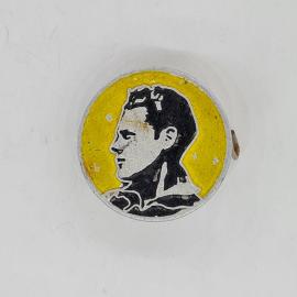 Значок СССР с профилем спортсмена на жёлтом фоне, круглый портретный стиль, советский и винтажный