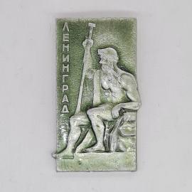 Значок СССР ленинград с сидящим скульптурным старцем с посохом, редкий, советский и винтажный