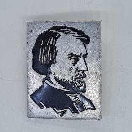 Значок СССР портрет мужчины в профиль на прямоугольной металлической пластине, советский и винтажный