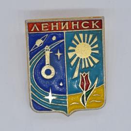 Значок СССР ленинск, герб города с солнцем, тюльпаном, космическими орбитами, советский и винтажный