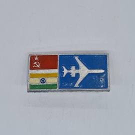 Значок СССР, знамя с серпом и молотом, флаг Индии и самолет на синем фоне, советский и винтажный