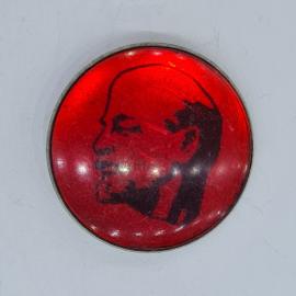 Значок СССР профиль Ленина на красном круглом фоне, портрет революционера, советский и винтажный