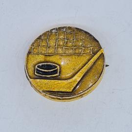 Значок СССР, хоккейная клюшка, шайба и ворота на круглом поле, советский и винтажный