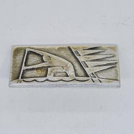 Значок СССР пловец на старте у воды и лучи солнца, прямоугольный металлический, советский и винтажны