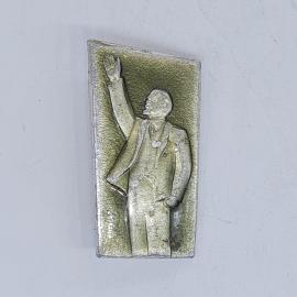 Значок СССР ленин с поднятой рукой, прямоугольная форма, рельефный силуэт, советский и винтажный