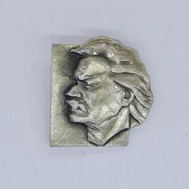 Значок СССР, профиль мужчины с развевающимися волосами, рельефное лицо, советский и винтажный