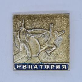 Значок СССР евпатория, барельефные фигуры спортсменов, эмаль синяя, советский и винтажный