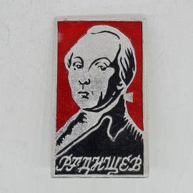 Значок ссср радищев на красном фоне портрет писателя советский и винтажный