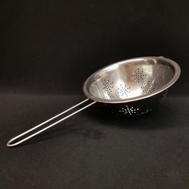 Винтажный дуршлаг металлический с ручкой. длина 36 см.СССР