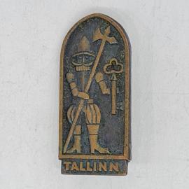 Значок СССР tallinn с гвардейцем с алебардой и ключом эмблема города советский и винтажный