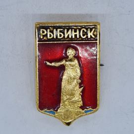Значок СССР рыбинск, городская стела на красном фоне, памятник женщины советский и винтажный