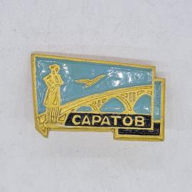 Значок СССР Саратов, мост, скульптура человека и птица, эмаль, городской вид, советский и винтажный