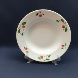 Тарелка фарфоровая винтажная СССР. Ягоды, зеленые листья.