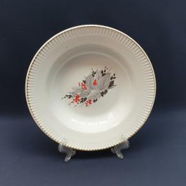 Тарелка фарфоровая винтажная СССР. листья, красные ягоды, роспись золотом.