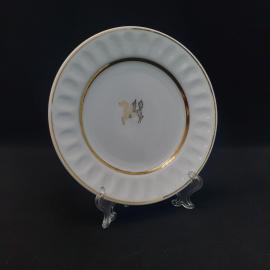 Тарелка фарфоровая винтажная СССР. Роспись золотом, рельефный борт, пегас.