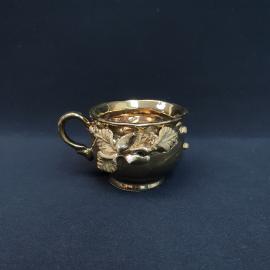 Кружка чайная кофейная, чашка фарфоровая СССР, винтажная. Золочение, рельефные листья и ягоды.