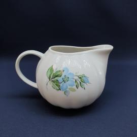 Молочник фарфоровый винтажный, СССР. Голубые цветы, зеленые листья.