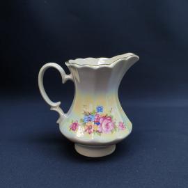 Молочник фарфоровый винтажный, СССР. Коростень. перламутр, цветы, золотой кант.