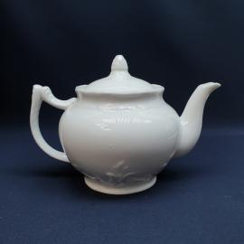 Заварочный чайник фарфоровый, винтажный СССР. Рельефный декор, белый.